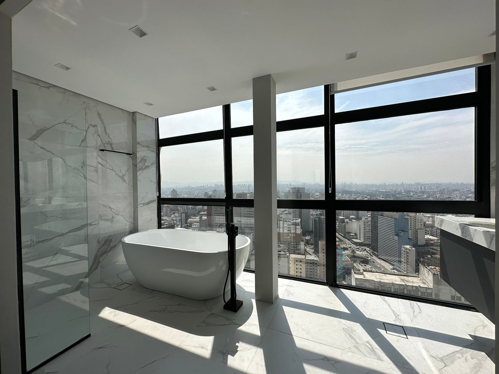 Banheiro de luxo com vista panorâmica do 41º andar em São Paulo