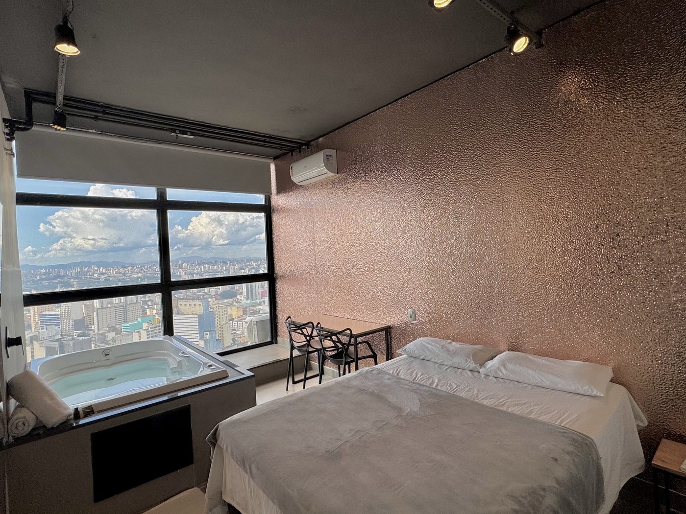 Suíte Bronze Room com jacuzzi e vista diurna de São Paulo do 41º andar