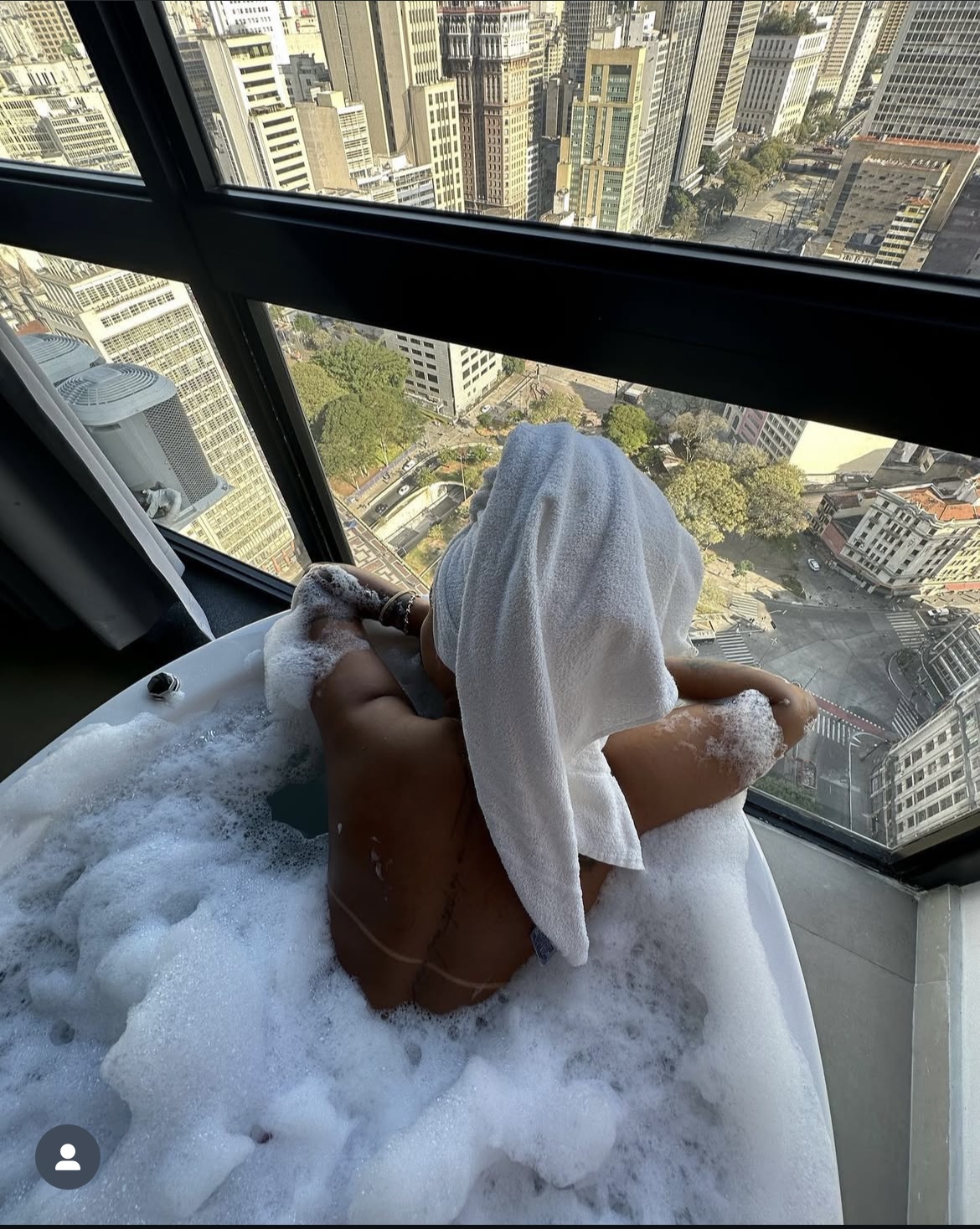 Banheira com vista para São Paulo durante o dia