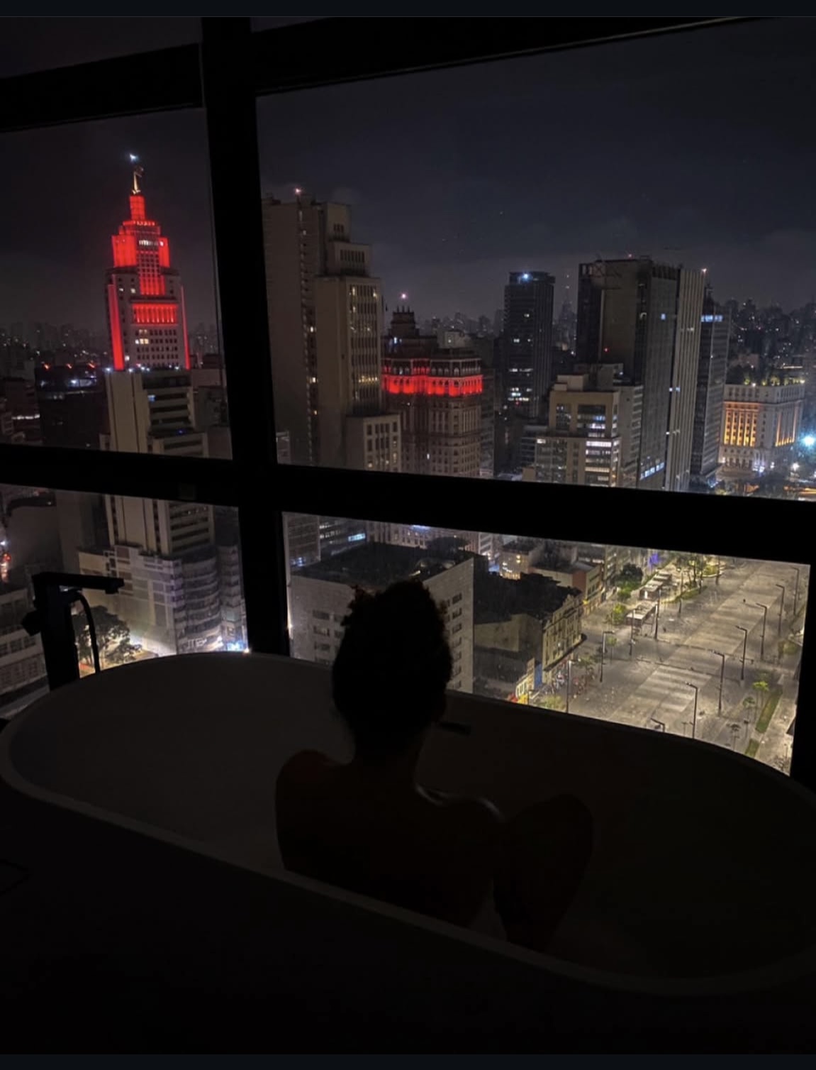 Jacuzzi com vista noturna de São Paulo