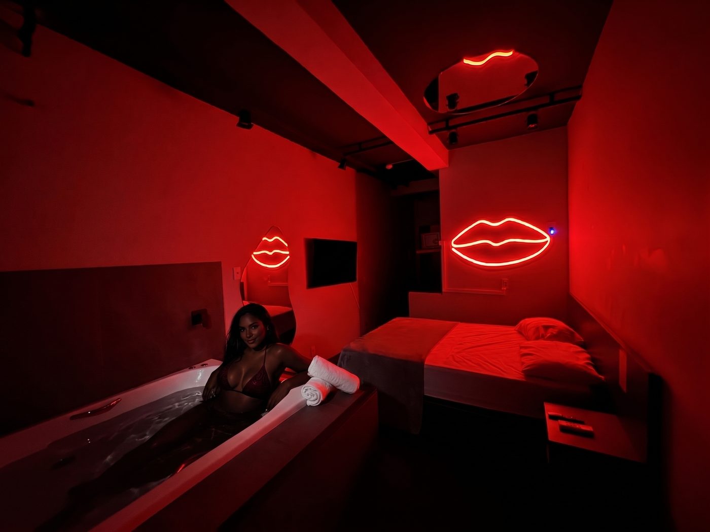 Suíte Jacuzzi Quadrado com jacuzzi e decoração em neon, São Paulo