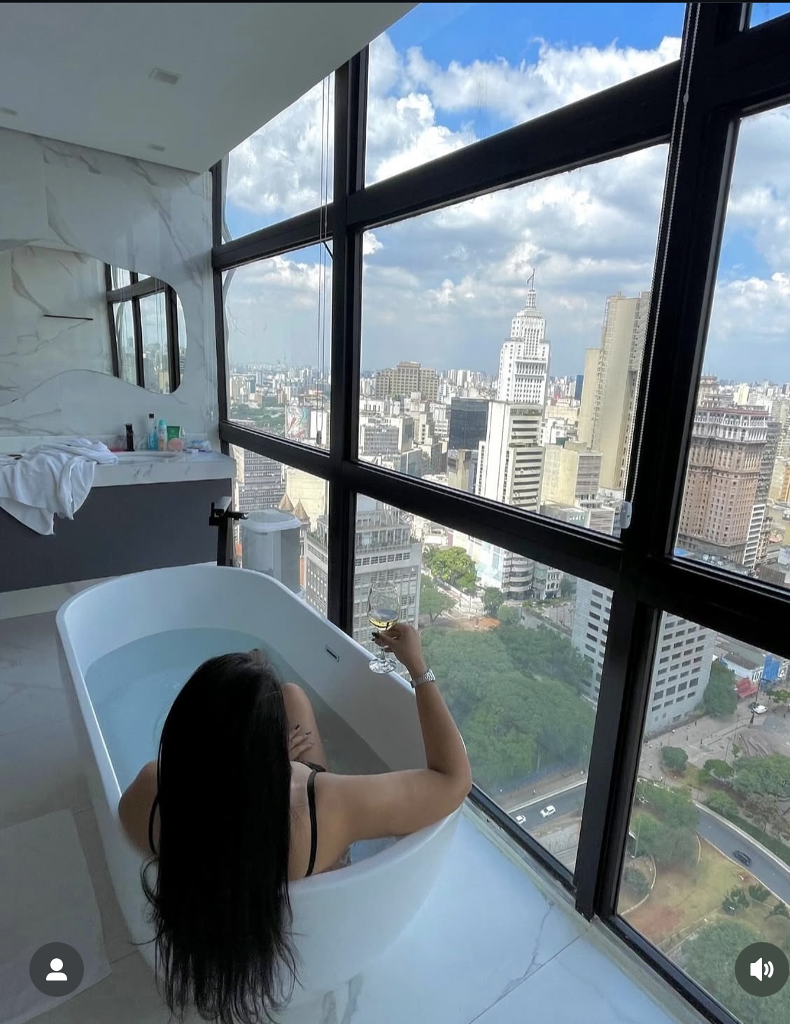 Banho de luxo com taça de vinho e vista panorâmica