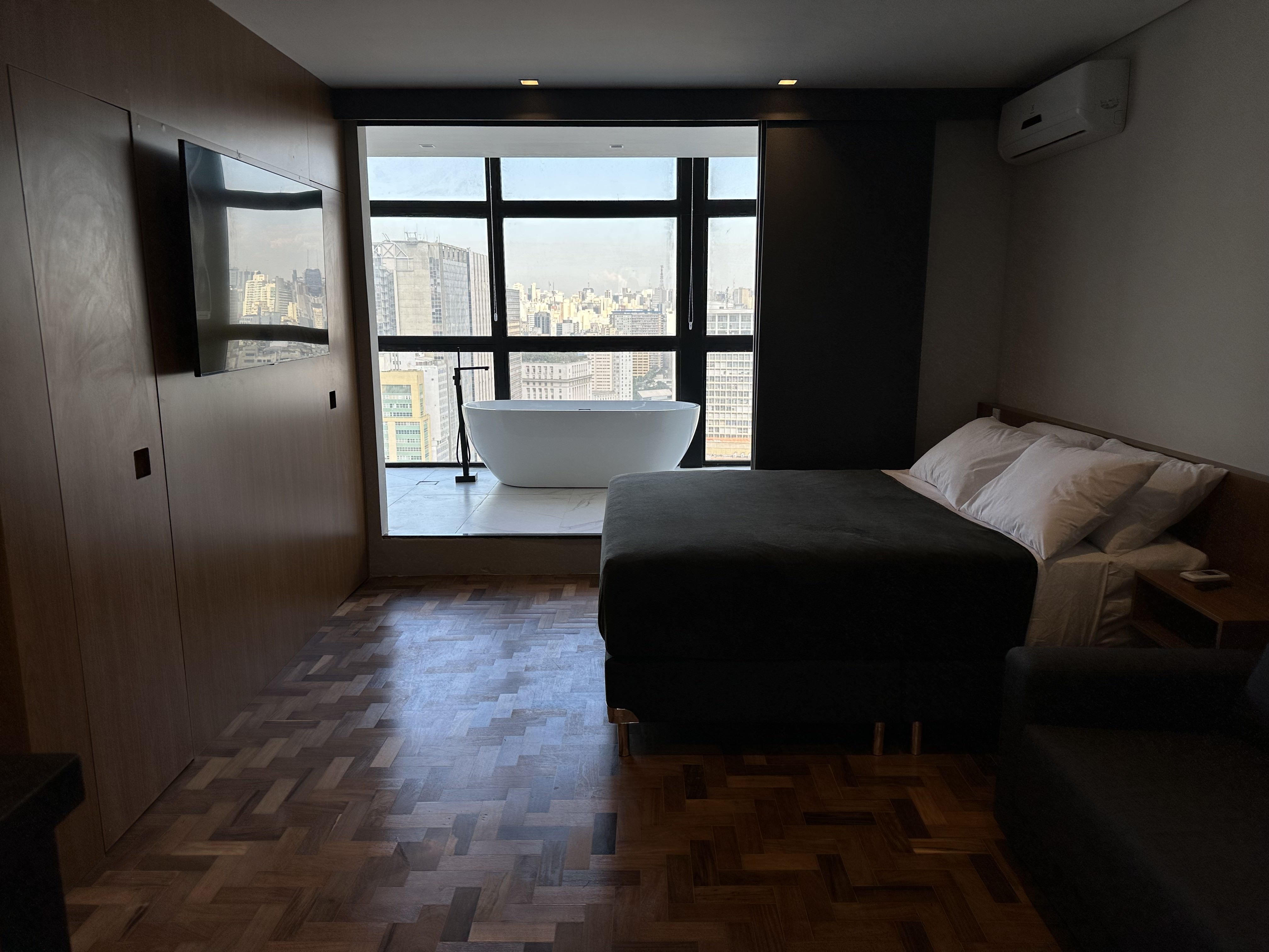 Suíte luxo com banheira de imersão e vista de São Paulo
